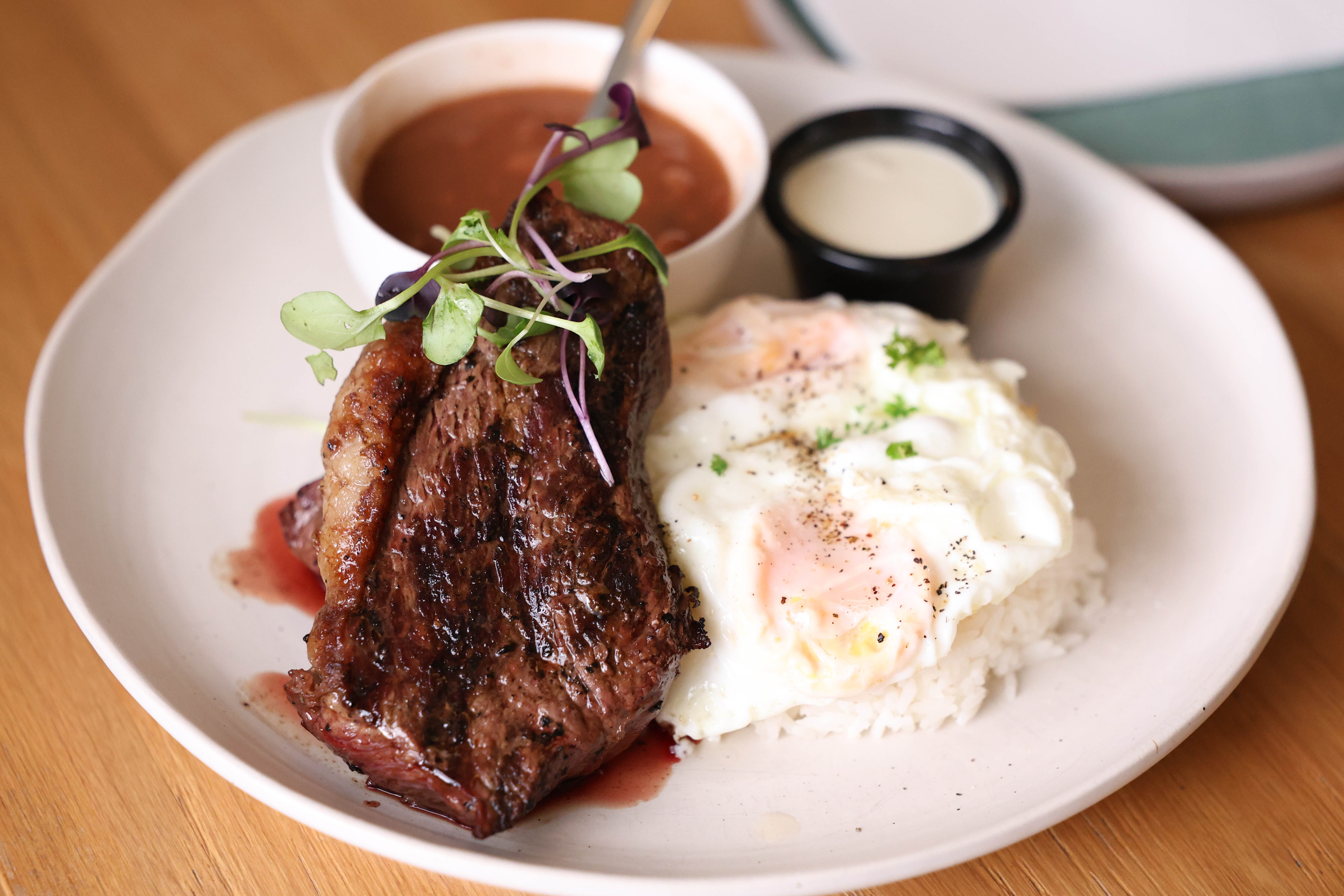 Picanha a cavalo — steak with fried eggs and rice